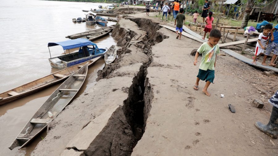 Earthquake peru yurimaguas walks crack may gema santa quake caused outskirts puerto ground child near