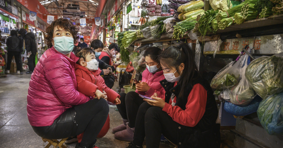 Chinese vegetable vendors wear protective masks